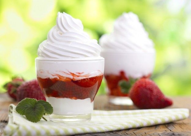 Frozen Yogurt mit pürierten Erdbeeren