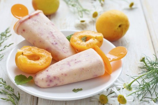 Aprikosen-Himbeer-Frozen-Yogurt am Stiel