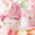 Vanille-Erdbeer-Frozen-Yogurt im Becher