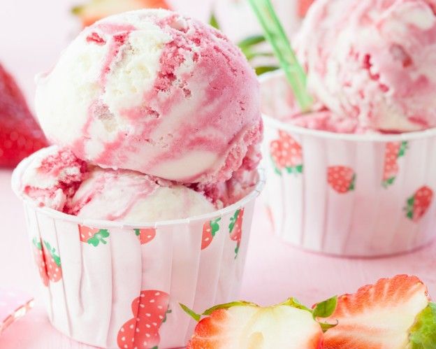 Vanille-Erdbeer-Frozen-Yogurt im Becher