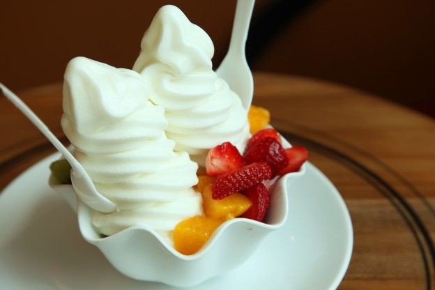 Frozen Yogurt mit frischen Früchten