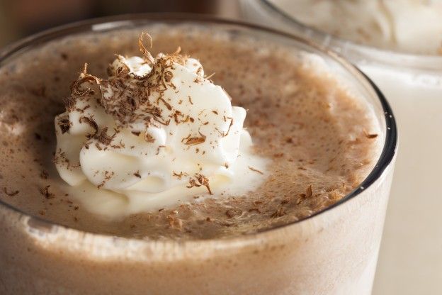 Schokoladenmilchshake mit einer Kugel Frozen Yogurt