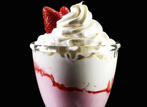 Erdbeer und Vanille-Frozen-Yogurt mit Erdbeersauce
