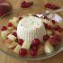Frozen-Yogurt-Kuchen mit frischen Früchten