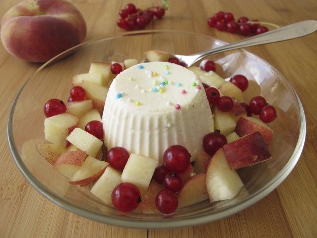 Frozen-Yogurt-Kuchen mit frischen Früchten