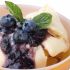 Aprikosen-Frozen-Yogurt mit Schwarzen Johannisbeeren