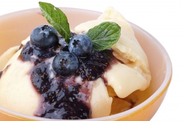 Aprikosen-Frozen-Yogurt mit Schwarzen Johannisbeeren