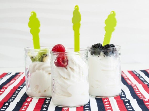Frozen-Yogurt-Gläschen mit frischen Früchten