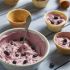 Frozen Yogurt mit frischen Schwarzen Johanissbeeren