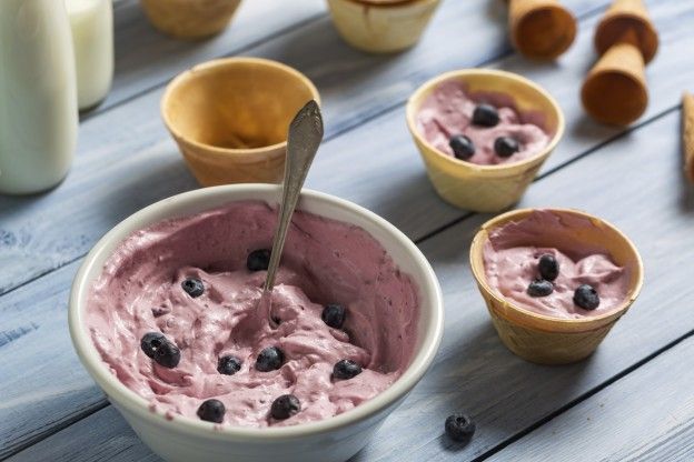 Frozen Yogurt mit frischen Schwarzen Johanissbeeren