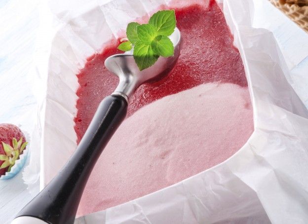 Hausgemachtes Erdbeer-Himbeer-Frozen-Yogurt