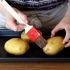 Kartoffeln mit Öl einpinseln