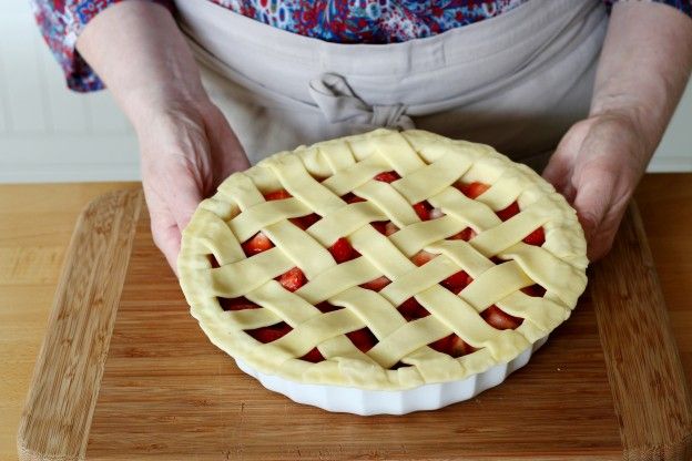 Gedeckter Erdbeerkuchen