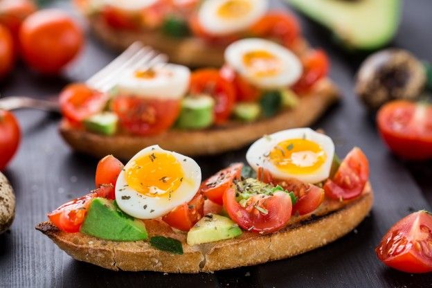 Toast mit Tomaten, Avocado und Ei