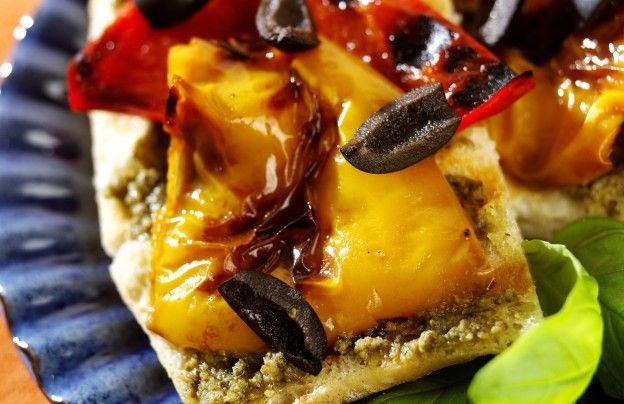 Bruschetta mit Pesto und Paprika