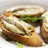 Crostinis mit Mozzarella und Sardellen