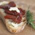 Crostini mit getrockneten Tomaten und Parmesan