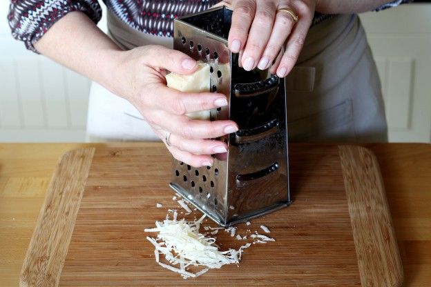 Den Parmesan reiben