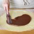 Nutella auf den Teig streichen