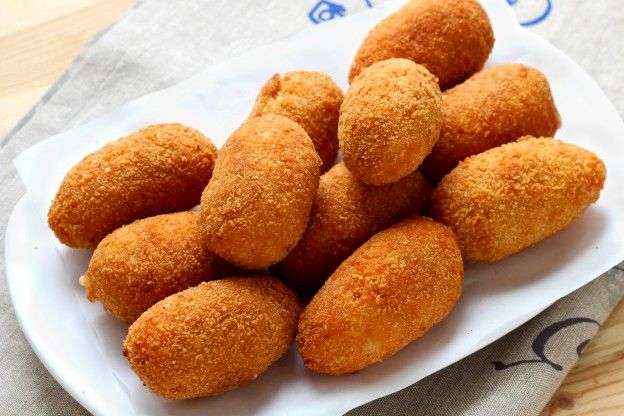 Frittierte Reiskroketten mit Mozzarella