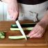 Zucchini in Fritten schneiden