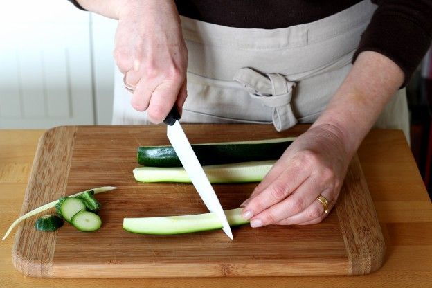 Zucchini in Fritten schneiden