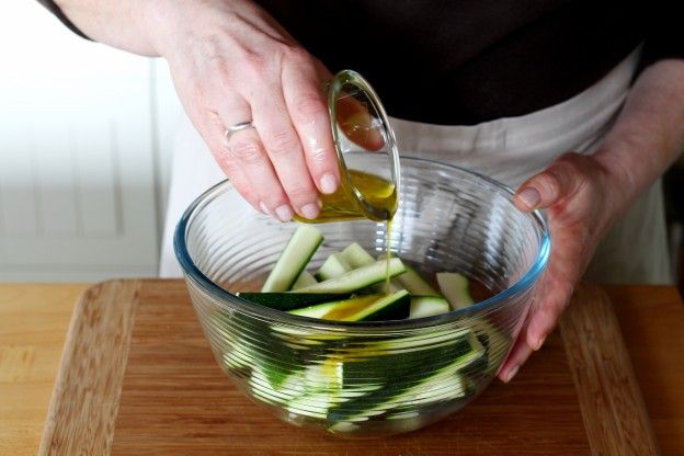 Die Marinade über die Zucchini geben
