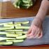 Die Zucchini auf ein Backblech legen