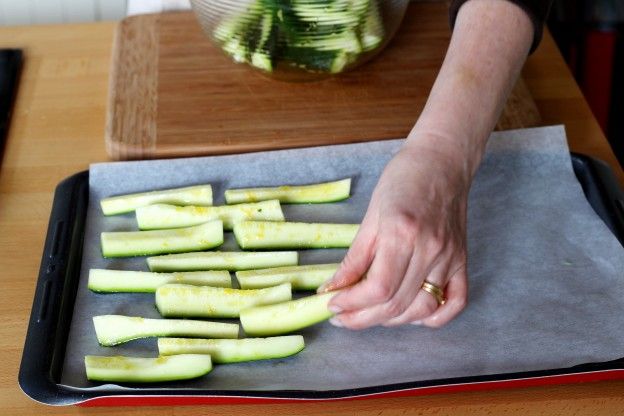Die Zucchini auf ein Backblech legen