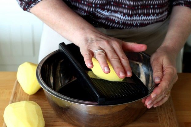 Kartoffeln waschen und in Scheiben hobeln