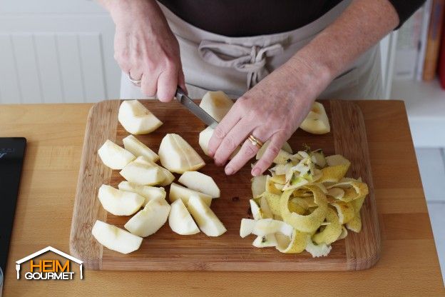 Die Äpfel schälen, achteln und entkernen.