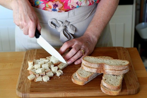 Das Brot schneiden