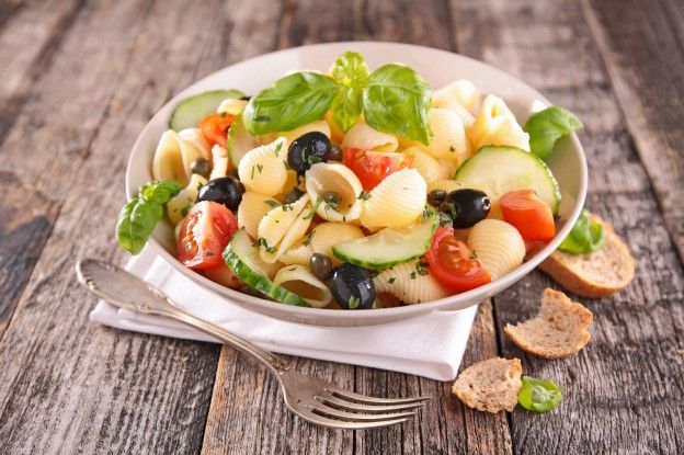 Conchiglioni mit Oliven, Tomaten und Gurken