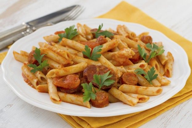 Nudeln mit Würstchen und Chorizo