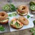 Sesambagel mit Lachs und Kiwi