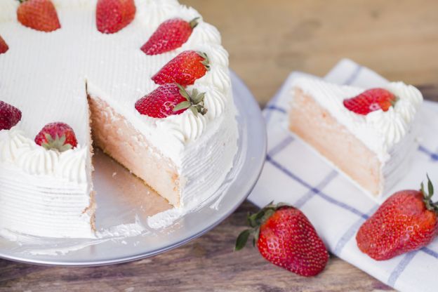 köstliche creme und erdbeeren für den perfekten kuchen