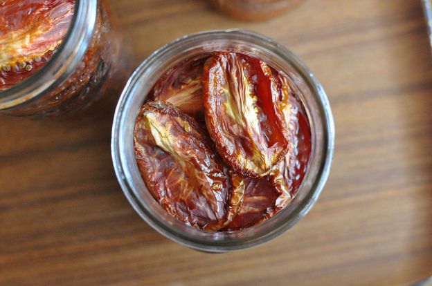 Macht getrocknete Tomaten und friert sie für später ein