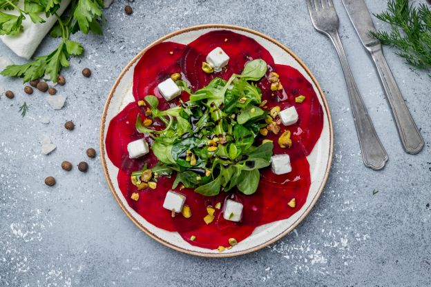Rote-Bete-Carpaccio mit Feta, Feldsalat und Pistazien