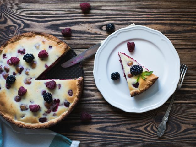 Sommerlicher Käsekuchen mit Himbeeren und Brombeeren