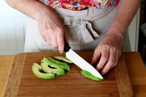 Die Avocado in Scheiben schneiden.