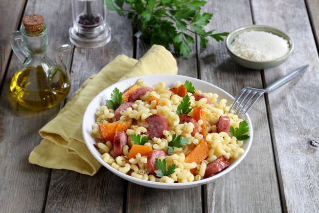 Pasta mit Kürbis, Würstchen und Parmesan