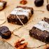 Veganer Riegel: Datteln, Kokosnuss, Nüsse und weiße Schokolade