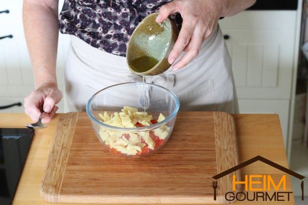 Sauce über den Salat geben