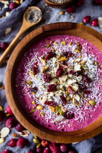 Cranberry-Smoothie-Bowl mit Mandelmilch
