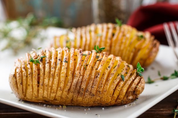 Hasselback-Kartoffeln mit Knoblauch und Thymian