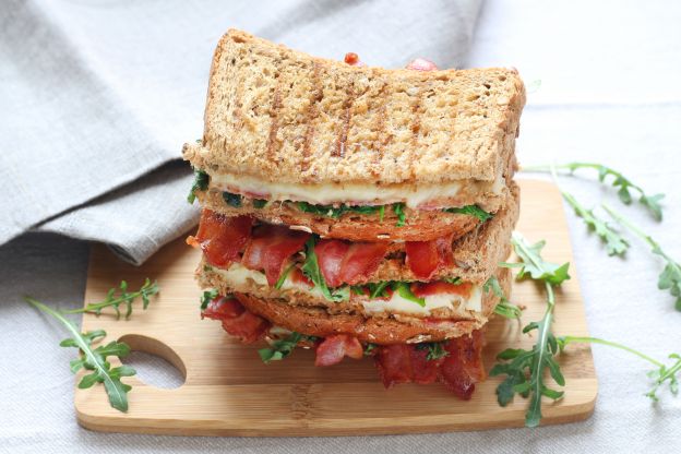 Deluxesandwich mit Bacon, Käse und Rucola