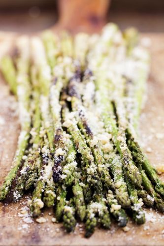 Gegrillter Parmesan-Spargel