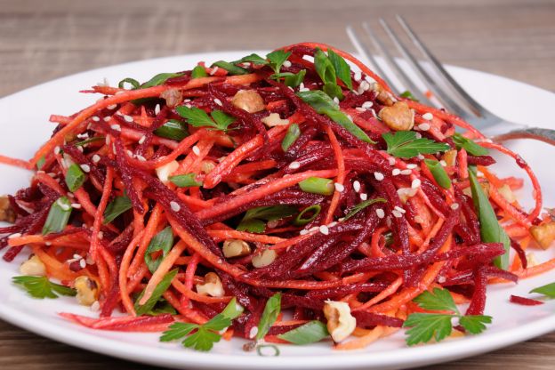 Rote-Bete-Möhren-Salat mit Apfel und Nüssen