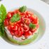 Vorspeise oder Hauptgang: Thunfisch Tartar mit Avocadopüree und Kirschtomaten