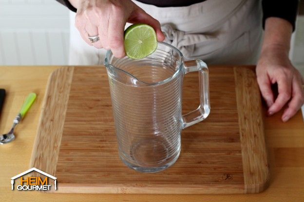 1 EL Zitronensaft in ein Glas geben